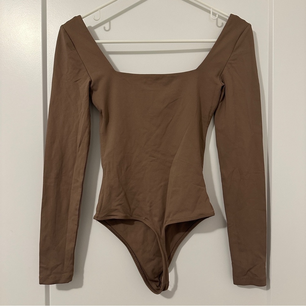 Aritzia Babaton Contour Square Neck Long Sleeve Brown Tan Bodysuit Size XXS - Picture 7 of 11